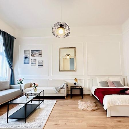 Jozsef 18 Apartment - 5 Mins To New York Cafe Budapest Bagian luar foto