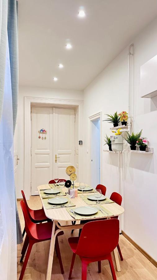 Jozsef 18 Apartment - 5 Mins To New York Cafe Budapest Bagian luar foto