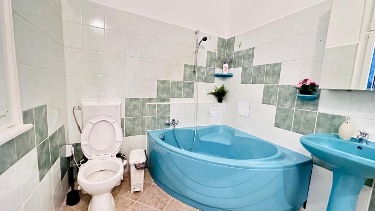 Jozsef 18 Apartment - 5 Mins To New York Cafe Budapest Bagian luar foto