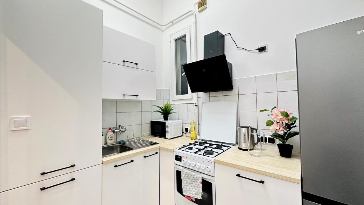 Jozsef 18 Apartment - 5 Mins To New York Cafe Budapest Bagian luar foto