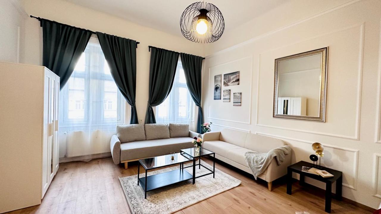 Jozsef 18 Apartment - 5 Mins To New York Cafe Budapest Bagian luar foto